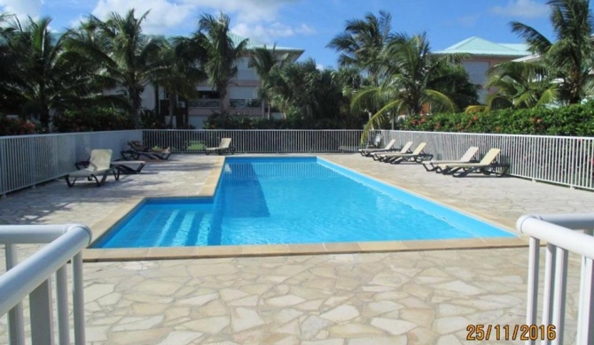 Appartement de 2 chambres a Saint Francois a 100 m de la plage avec vue sur la mer piscine partagee et jardin clos