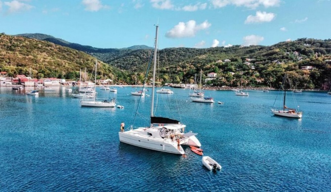 Catamaran tout confort sur la baie de Deshaies