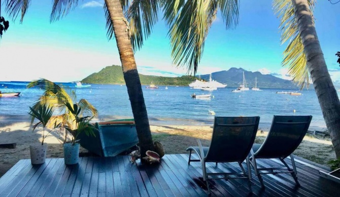 Dans la baie des Saintes Les pieds dans l'eau