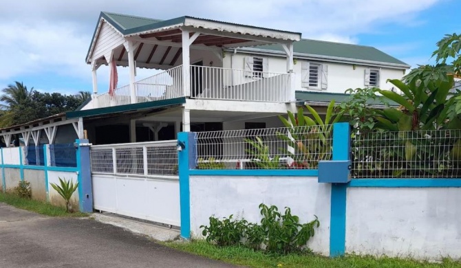 La petite maison, spacieuse, avec jardin / parking