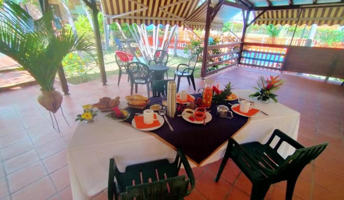 Maison d'une chambre avec piscine partagee jardin clos et wifi a Sainte Rose a 1 km de la plage