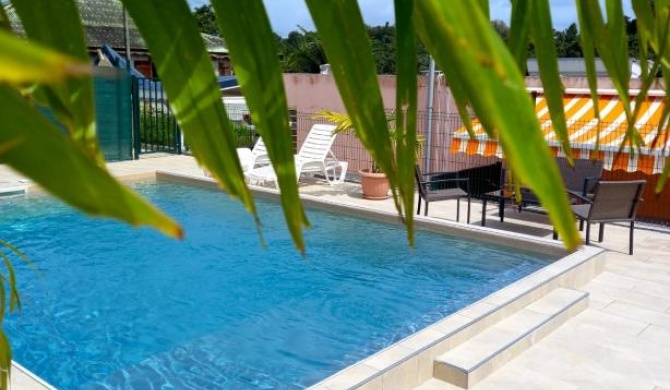 Maison d'une chambre avec piscine partagee terrasse amenagee et wifi a Petit Bourg