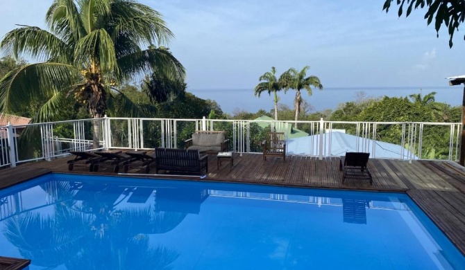 Maison de 2 chambres a Pointe Noire a 150 m de la plage avec vue sur la mer piscine partagee et jardin clos