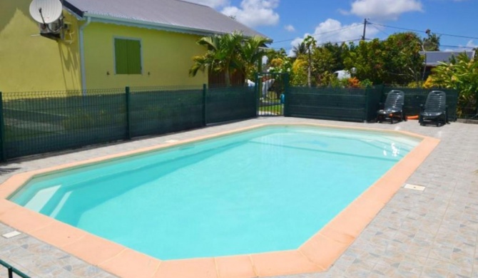 Maison de 2 chambres avec piscine partagee jardin clos et wifi a Saint Francois a 4 km de la plage