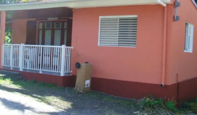 Maison de 2 chambres avec terrasse amenagee a Bouillante a 2 km de la plage