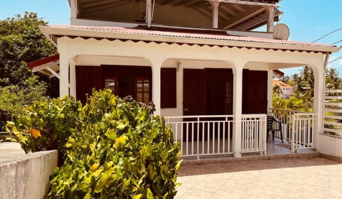 Villa de 3 chambres avec vue sur la mer jardin clos et wifi a Le Gosier a 2 km de la plage