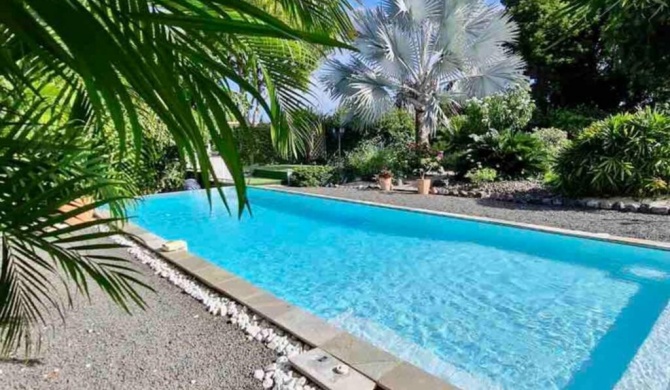 villa white piscine à débordement
