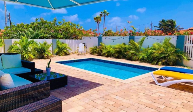 Close To Best Beaches! Gorgeous, House & Pool!