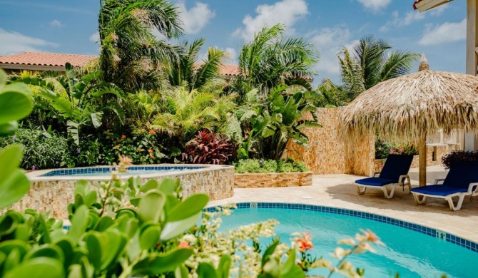 Lovely 2-bedroom apartment with tropical garden, pool and jacuzzi