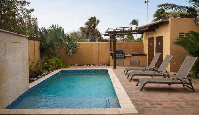 NICE HOUSE WITH PRIVATE POOL IN GOLD COAST