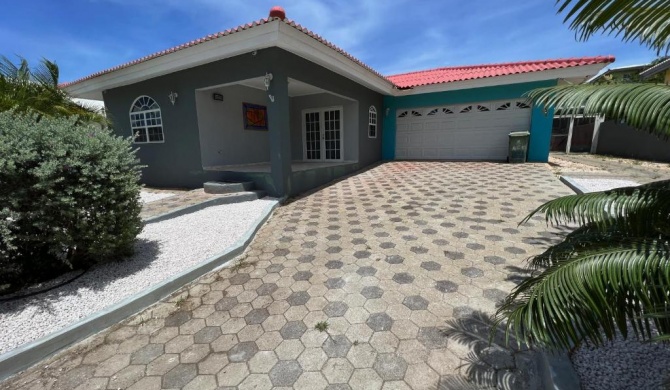 Villa Vivamus Curacao - Spacious 3-bedroom Villa with Pool and Gourmet Kitchen