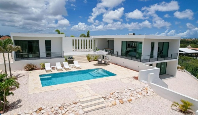 Villa White Sand - Charming villa with breathtaking view over the Spanish Water and indoor Game Room