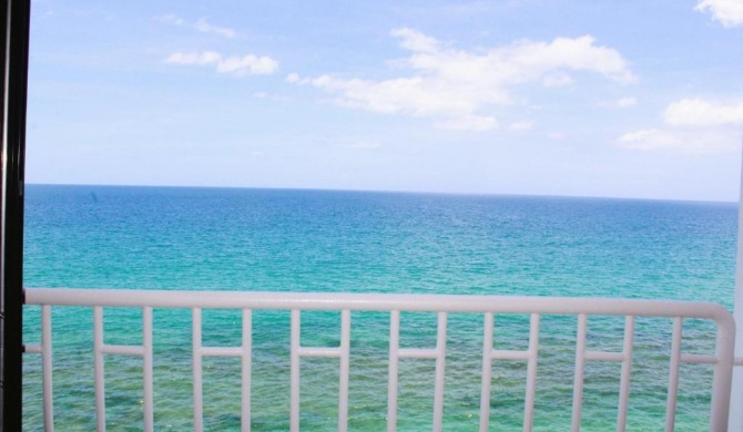 Beachfront condo with sunset views great breeze,