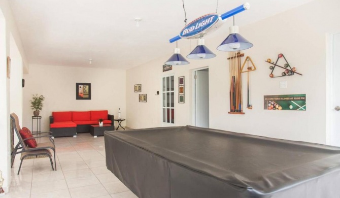 Studio with pool table just 15 minutes from the beach