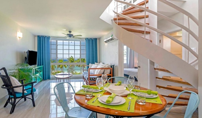 Ultra Modern 2BR Penthouse, Sleeps 5, Beach Front, Pool, Roof Patio, Montego Bay