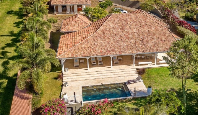 Hameau Cerisier piscine et vue mer