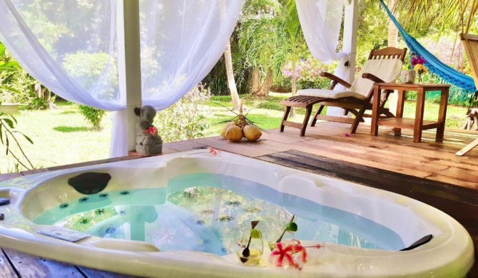 Villa Gaïa - Bungalow Ti-Zen et son jacuzzi niché dans un jardin tropical, séjour en amoureux