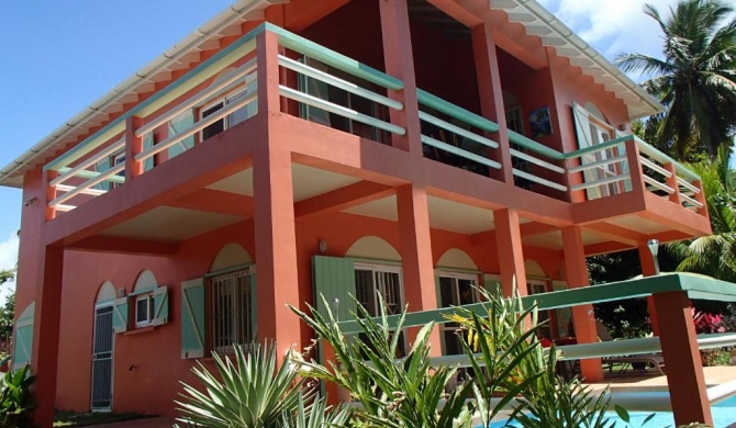 Pleasant Dreams Villa with king Bed, Ocean view, Workspace, 5 min walk to River